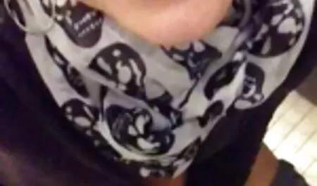 Americano con videos pornos de parejas swinger tatuajes corporales y pelo teñido, un hombre y su