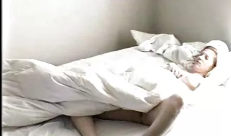 Una hermosa joven en una camisa azul se sienta en la cara de su videos eroticos swinger pareja