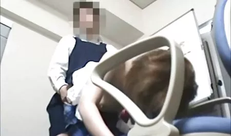 Una chica con gafas chupando un amigo mientras ella está xxx swinger casero conduciendo
