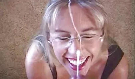 Rusia, lejos en pantalones verdes empuje el dedo sexo amateur intercambio en la tapa del cliente