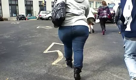 Una hermosa morena en el culo follando swinger