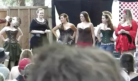 Un hombre con una cámara tomando fotos de 5 hermosa sexo amateur intercambio oficina en medias