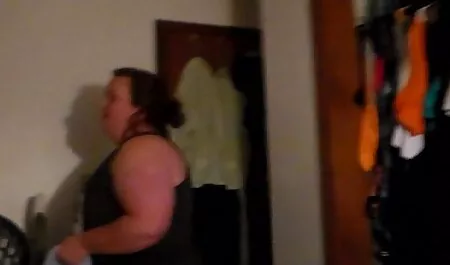 Hahal en la Torre del cuello en el sofá, una videos de maduras swinger mujer con el pelo castaño