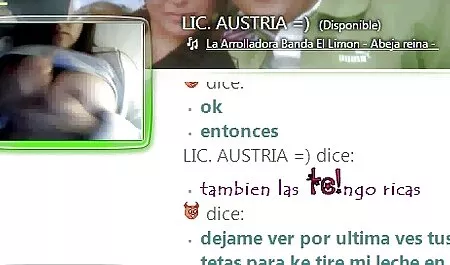 La anfitriona se acarició las tetas con el mango delante porno orgias swinger de la cámara