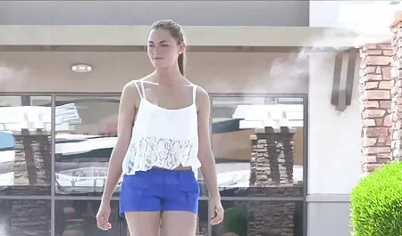 El artista en la tapa en la videos mexicanos swinger cara del modelo en una silla