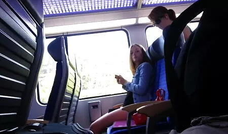 Chica acariciando a un chico swinger amateur casero