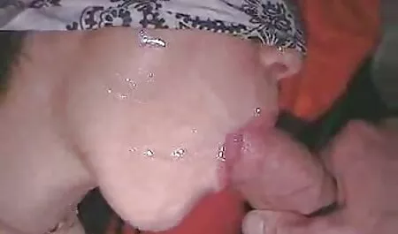Un hombre con porno intercambio swinger dos miembros retorciéndose belleza