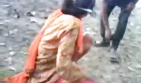 El hombre pone las clavijas en el sombrero de una rubia, videos xxx de parejas swingers luego en el coño de la chica