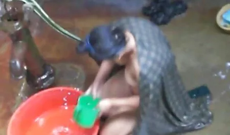 Milf, joven, estudiante, Tetas swingers fakings de agua en el coño