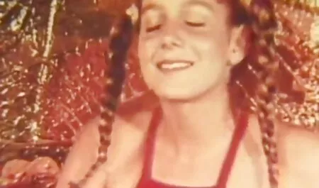 Hombre bronceado en la cama empujó a dos swingers xx novias gruesas y les da las mejillas