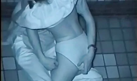 Lisa y una chica joven, ella videos de parejas swinger es lesbiana