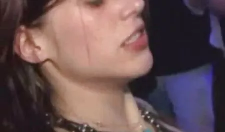 Orgasmo porno: chica joven en el suelo videos swinger en español gratis