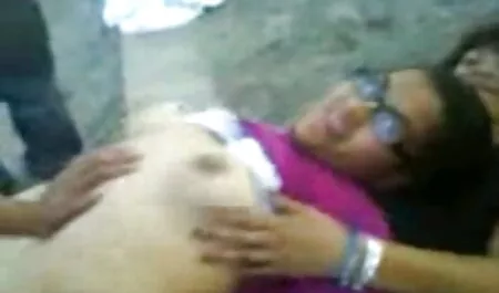 Viejo calvo, una chica con Tetas pequeñas en golf en el parejas swinger porno suelo