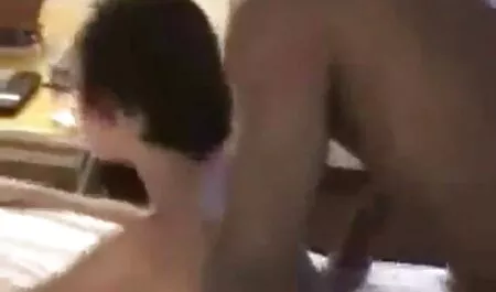 Mujer desnuda en el swinger en español xxx sofá