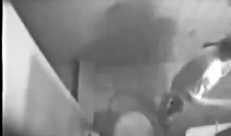 Chica acariciando swinger latino porno con los dedos