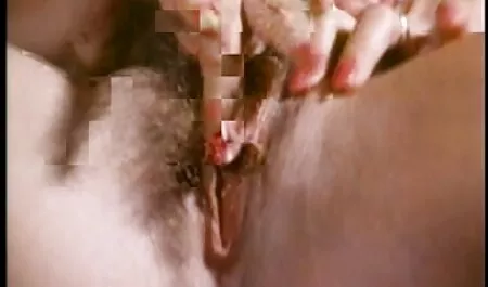 Chica muestra sus tetas full swap xxx en la sala de estar