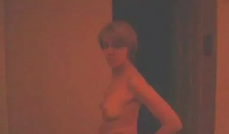 Esposa xxx swinger casero acariciando el clítoris