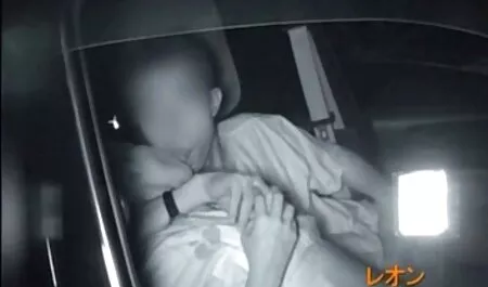 Un estudiante en el área de la ingle swinger casero real con piercing en el pezón