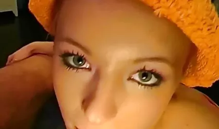 Una hermosa morena, blanca, tirando de la gallina de su vecino. videos de sexo swinger