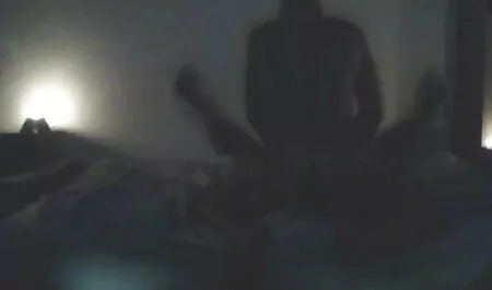 Joven rubia con un gran culo en pantalones swinger video casero cortos descansando en la cama