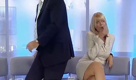 En el sofá, swingar porno masajista llena el culo con un ángulo a la parte posterior de su cabeza