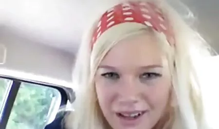 La chica mostró sus tetas y empezar a sexo casero swinger chupar polla